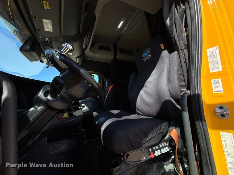 image for item ES5782 2021 Freightliner Cascadia 126 semi truck