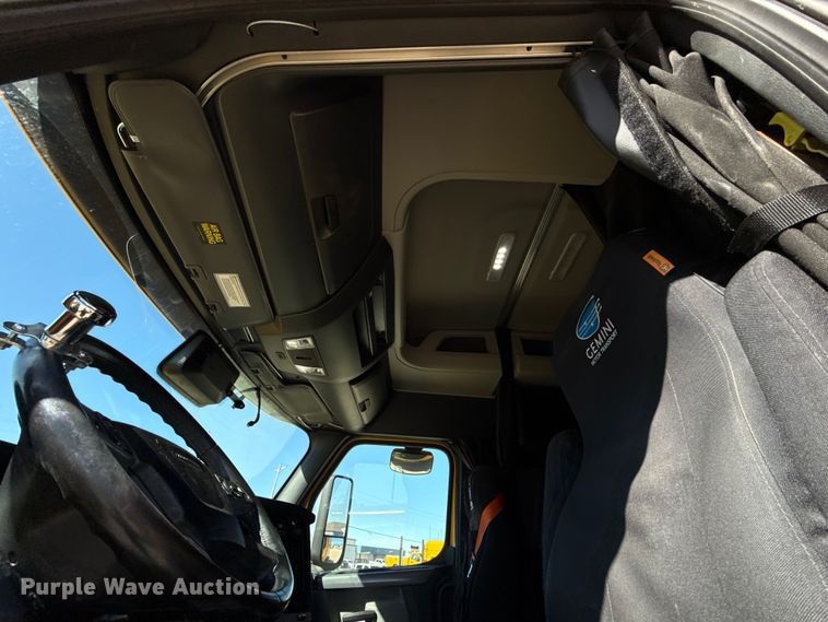 image for item ES5782 2021 Freightliner Cascadia 126 semi truck