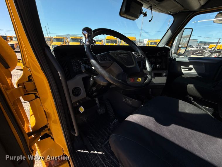 image for item ES5782 2021 Freightliner Cascadia 126 semi truck