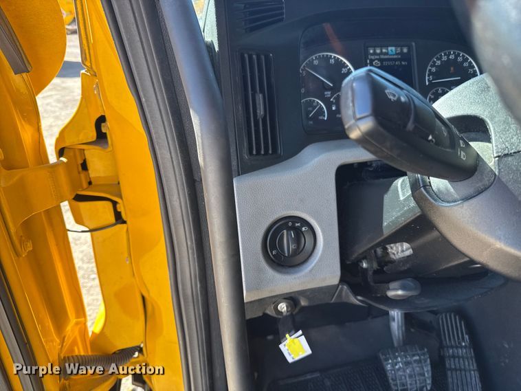 image for item ES5782 2021 Freightliner Cascadia 126 semi truck