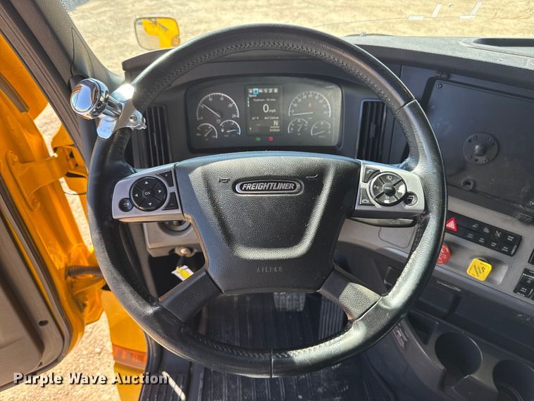 image for item ES5782 2021 Freightliner Cascadia 126 semi truck