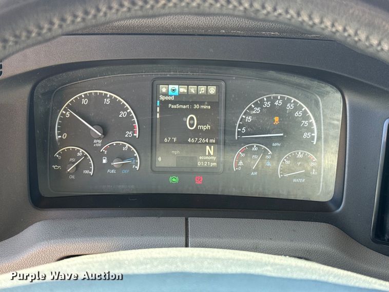 image for item ES5782 2021 Freightliner Cascadia 126 semi truck