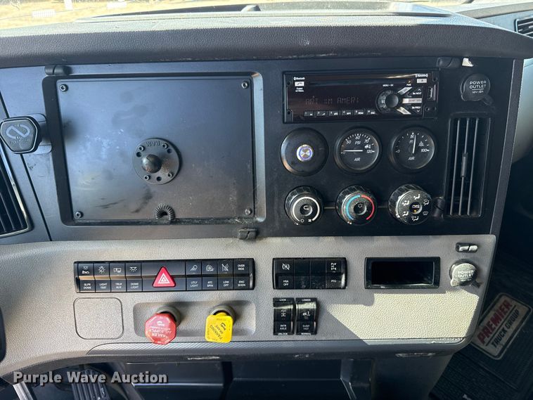 image for item ES5782 2021 Freightliner Cascadia 126 semi truck