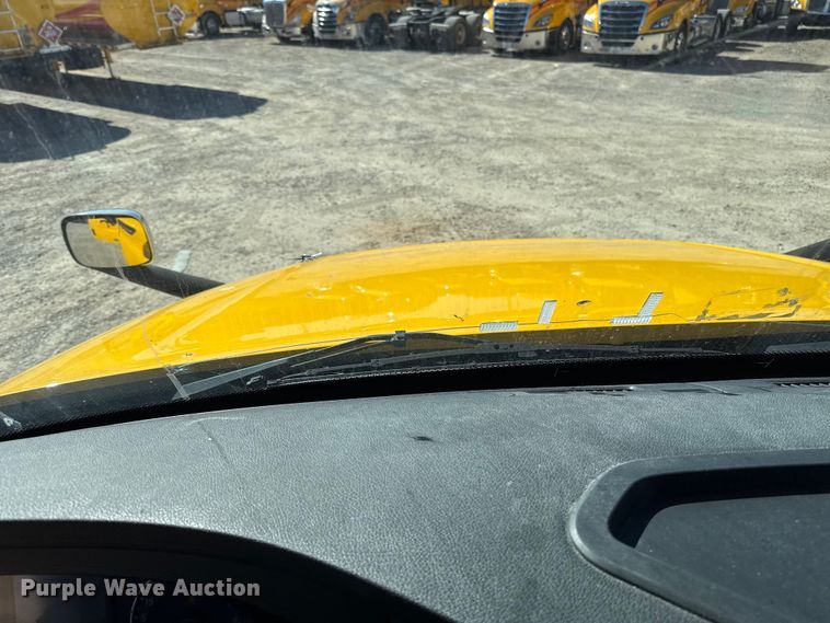 image for item ES5782 2021 Freightliner Cascadia 126 semi truck