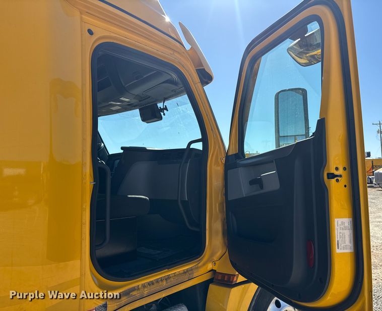 image for item ES5782 2021 Freightliner Cascadia 126 semi truck