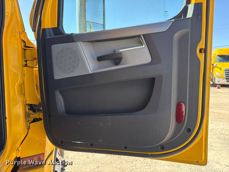 image for item ES5782 2021 Freightliner Cascadia 126 semi truck