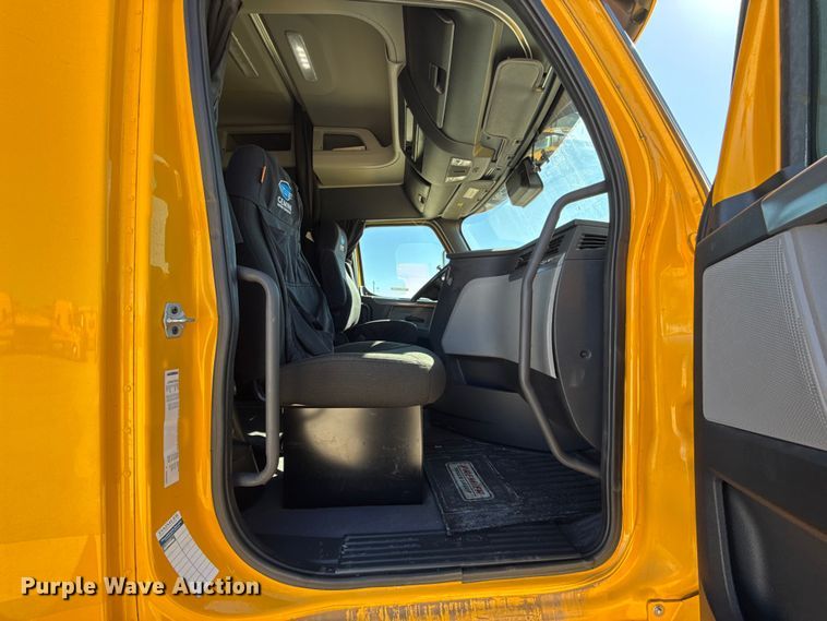 image for item ES5782 2021 Freightliner Cascadia 126 semi truck