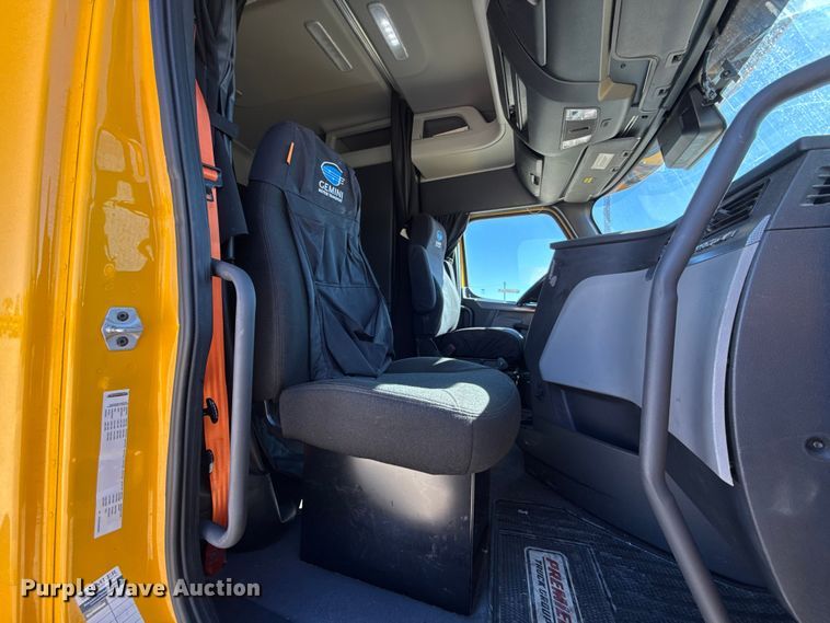 image for item ES5782 2021 Freightliner Cascadia 126 semi truck