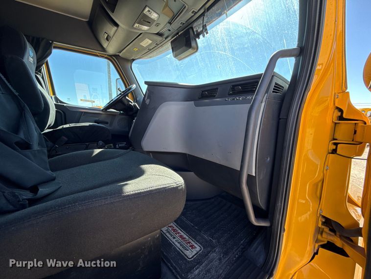 image for item ES5782 2021 Freightliner Cascadia 126 semi truck