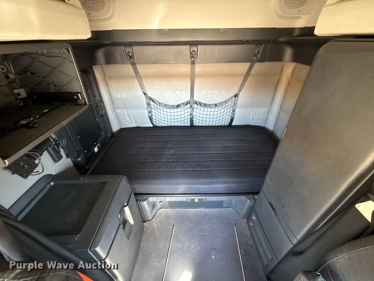 image for item ES5782 2021 Freightliner Cascadia 126 semi truck