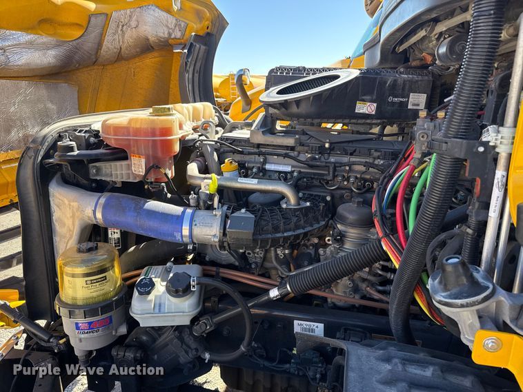 image for item ES5782 2021 Freightliner Cascadia 126 semi truck