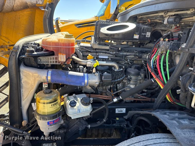 image for item ES5782 2021 Freightliner Cascadia 126 semi truck