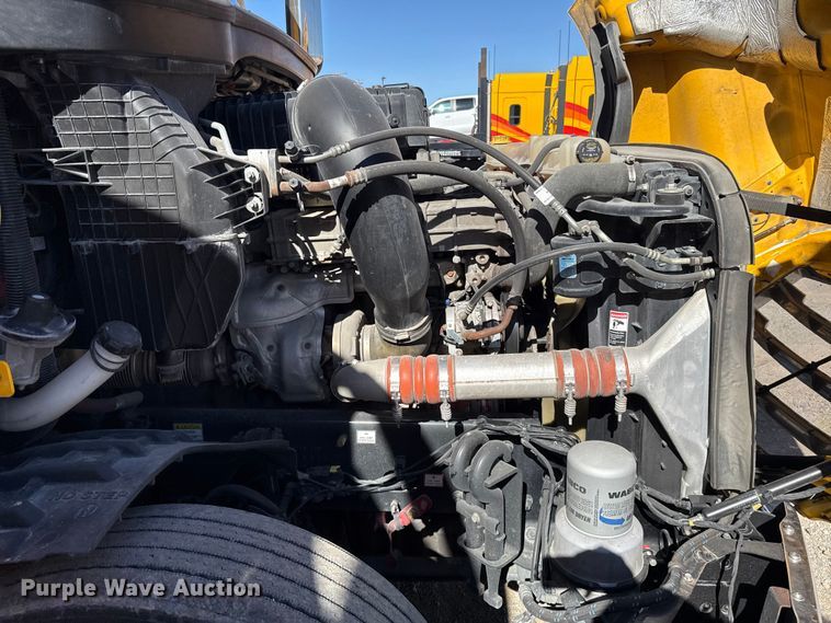 image for item ES5782 2021 Freightliner Cascadia 126 semi truck