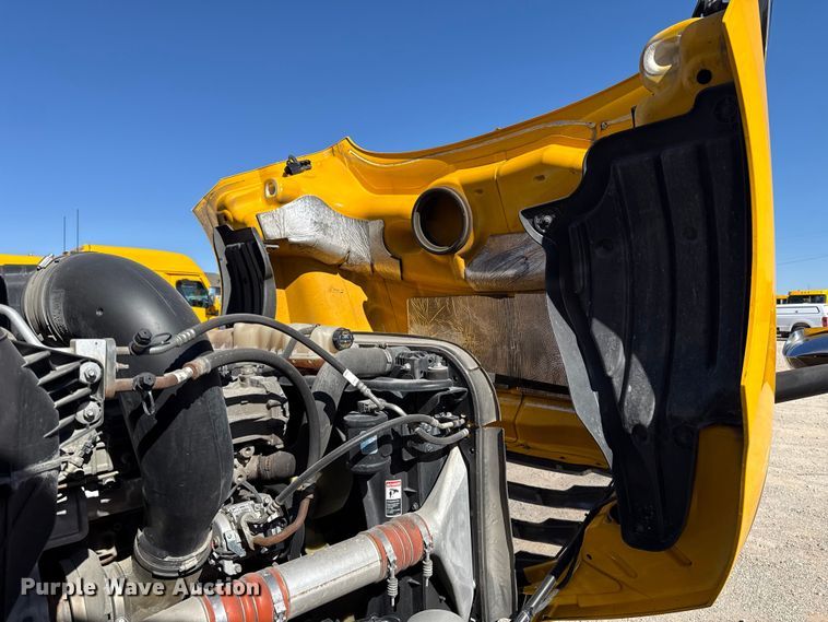 image for item ES5782 2021 Freightliner Cascadia 126 semi truck