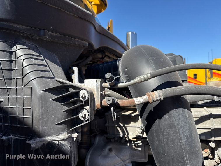 image for item ES5782 2021 Freightliner Cascadia 126 semi truck