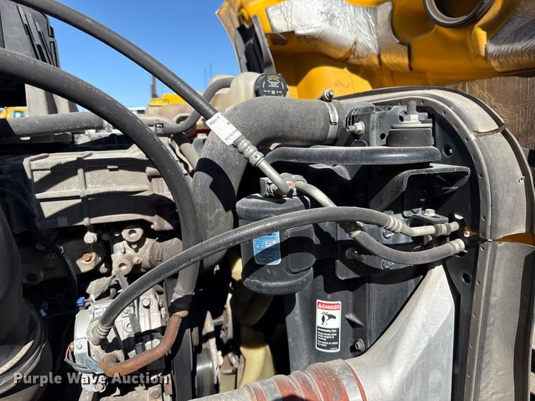 image for item ES5782 2021 Freightliner Cascadia 126 semi truck