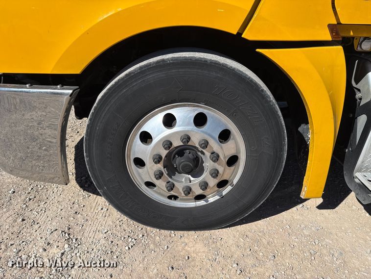 image for item ES5782 2021 Freightliner Cascadia 126 semi truck