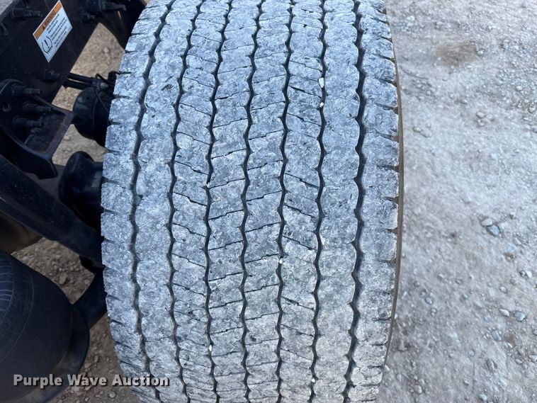 image for item ES5782 2021 Freightliner Cascadia 126 semi truck