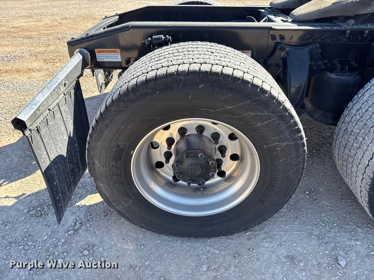 image for item ES5782 2021 Freightliner Cascadia 126 semi truck