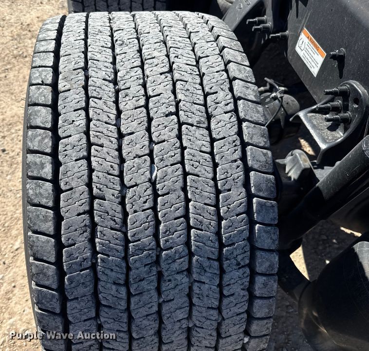 image for item ES5782 2021 Freightliner Cascadia 126 semi truck