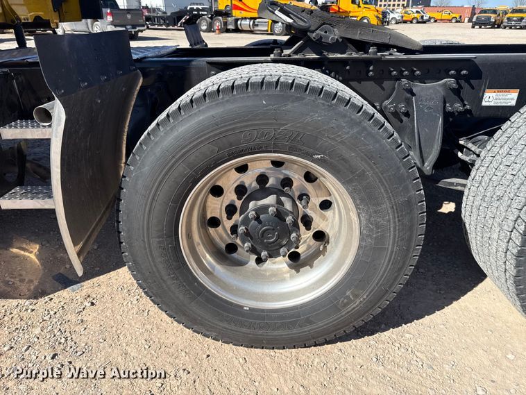 image for item ES5782 2021 Freightliner Cascadia 126 semi truck