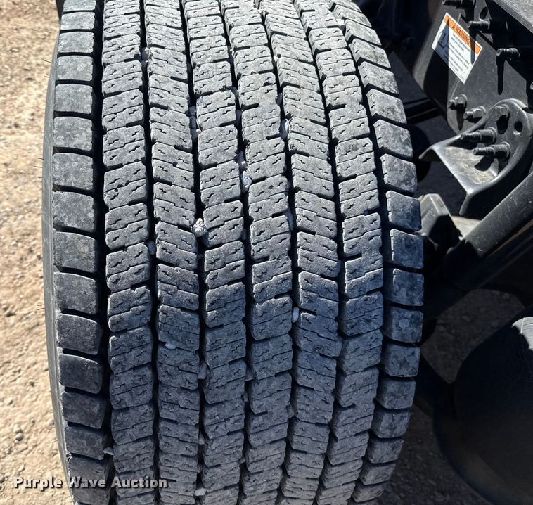 image for item ES5782 2021 Freightliner Cascadia 126 semi truck