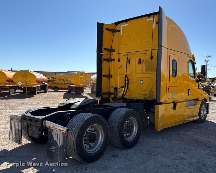 image for item ES5783 2021 Freightliner Cascadia 126 semi truck