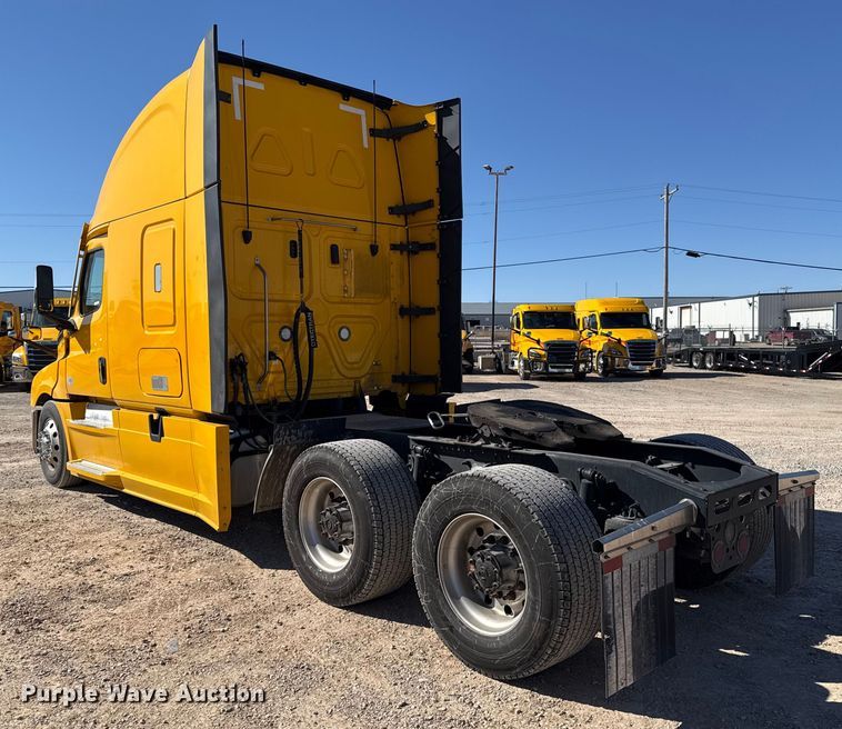 image for item ES5783 2021 Freightliner Cascadia 126 semi truck