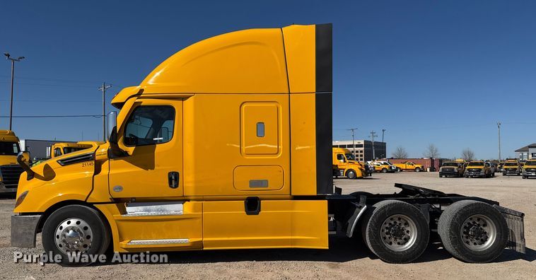 image for item ES5783 2021 Freightliner Cascadia 126 semi truck