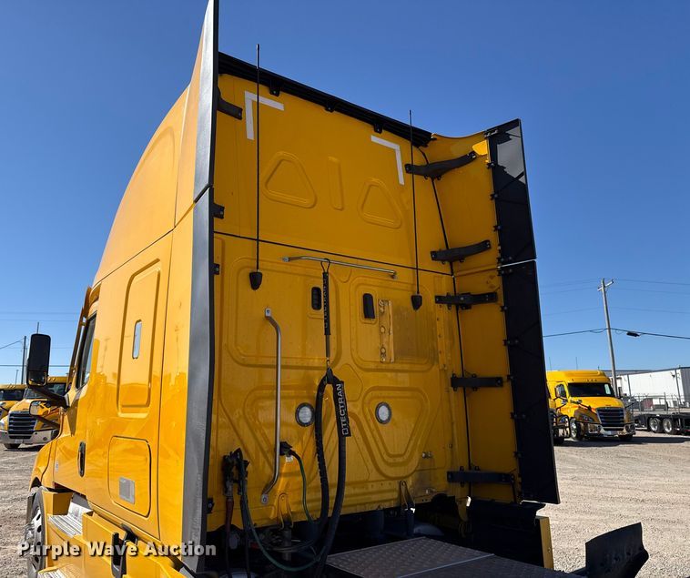 image for item ES5783 2021 Freightliner Cascadia 126 semi truck