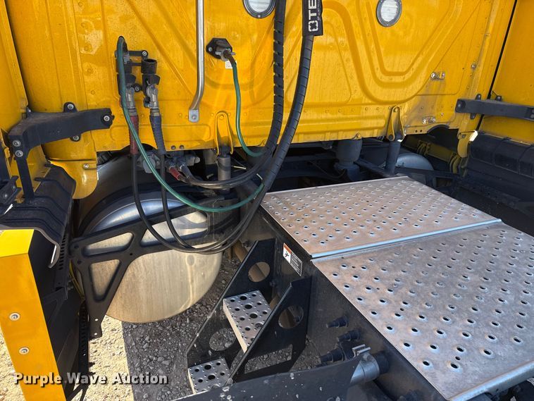 image for item ES5783 2021 Freightliner Cascadia 126 semi truck