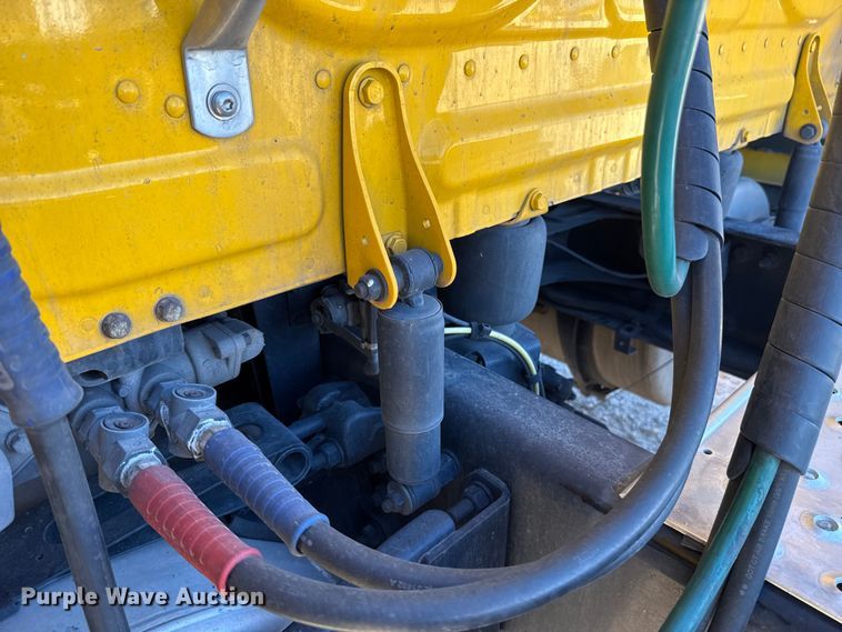 image for item ES5783 2021 Freightliner Cascadia 126 semi truck