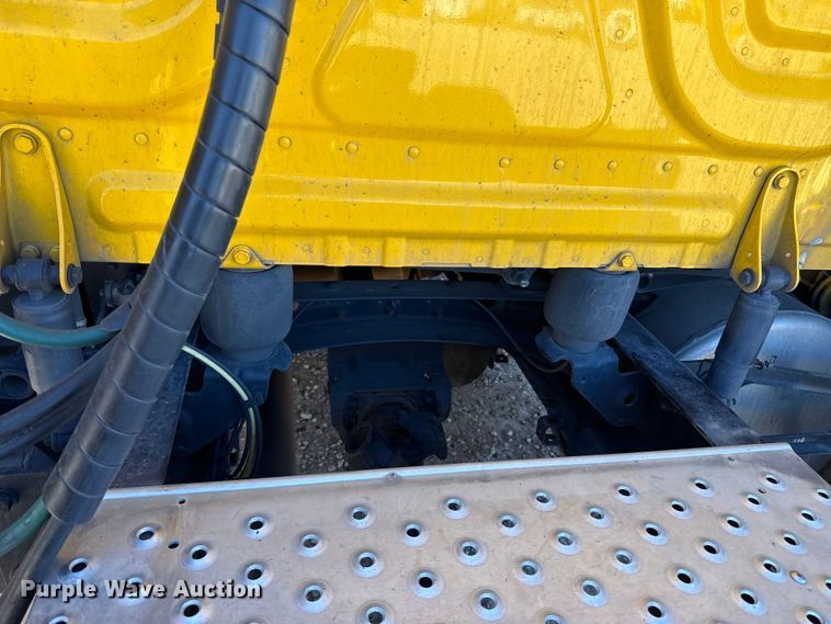 image for item ES5783 2021 Freightliner Cascadia 126 semi truck