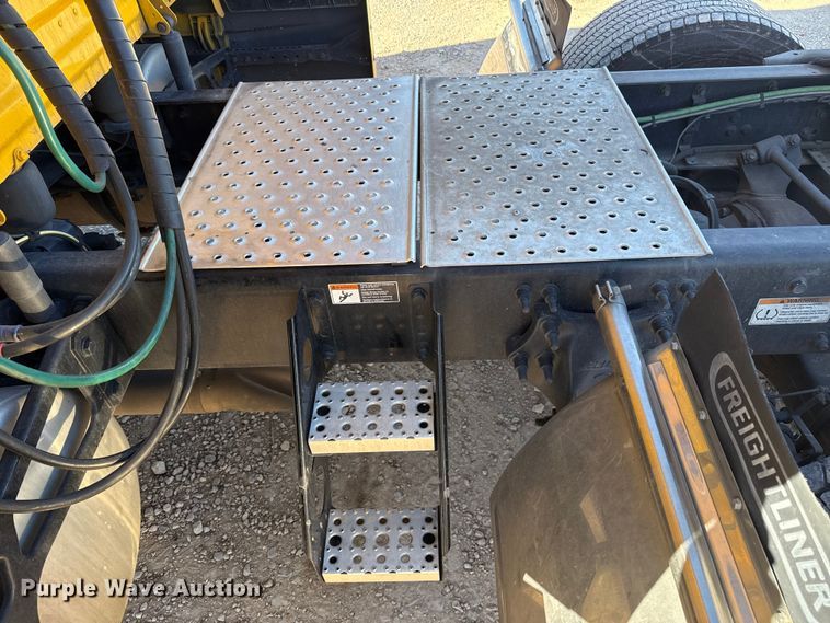 image for item ES5783 2021 Freightliner Cascadia 126 semi truck