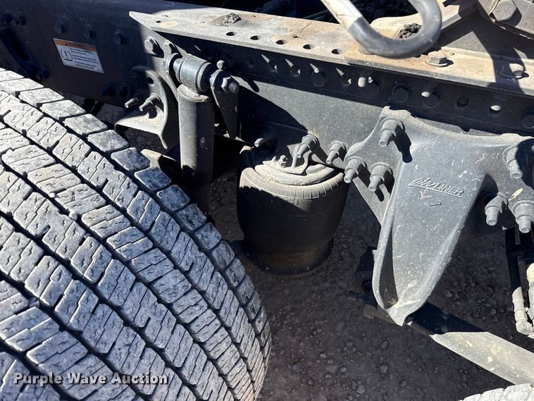 image for item ES5783 2021 Freightliner Cascadia 126 semi truck