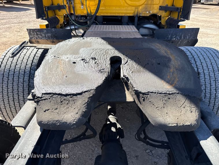 image for item ES5783 2021 Freightliner Cascadia 126 semi truck