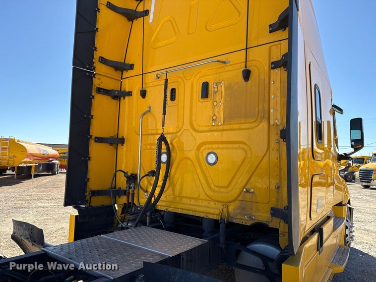 image for item ES5783 2021 Freightliner Cascadia 126 semi truck