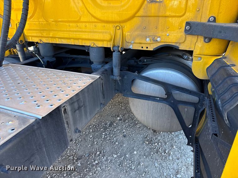 image for item ES5783 2021 Freightliner Cascadia 126 semi truck