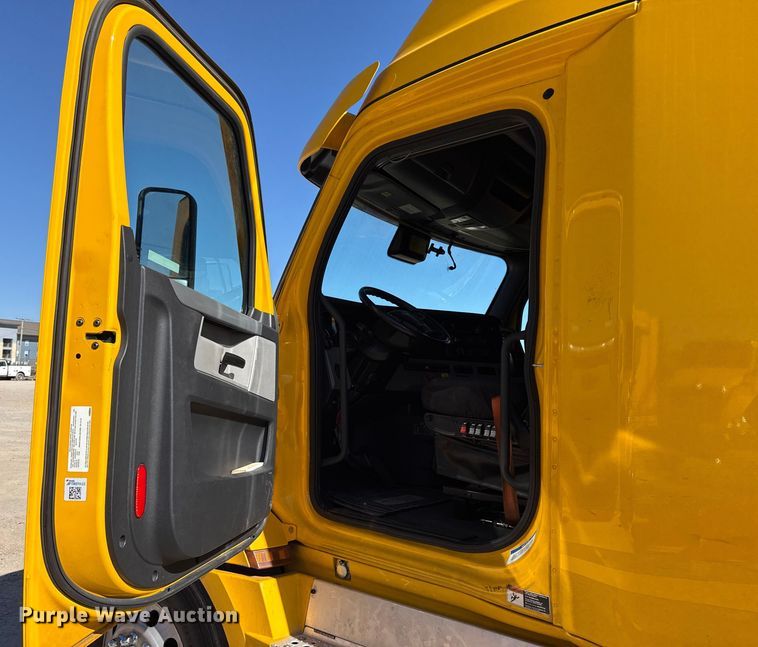 image for item ES5783 2021 Freightliner Cascadia 126 semi truck