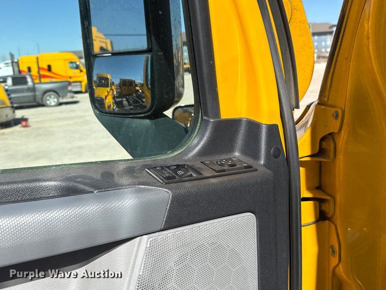 image for item ES5783 2021 Freightliner Cascadia 126 semi truck