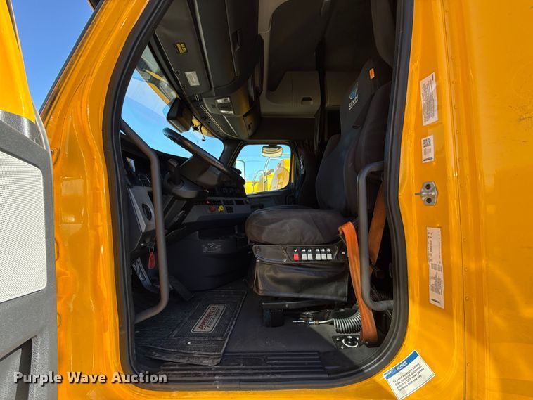 image for item ES5783 2021 Freightliner Cascadia 126 semi truck