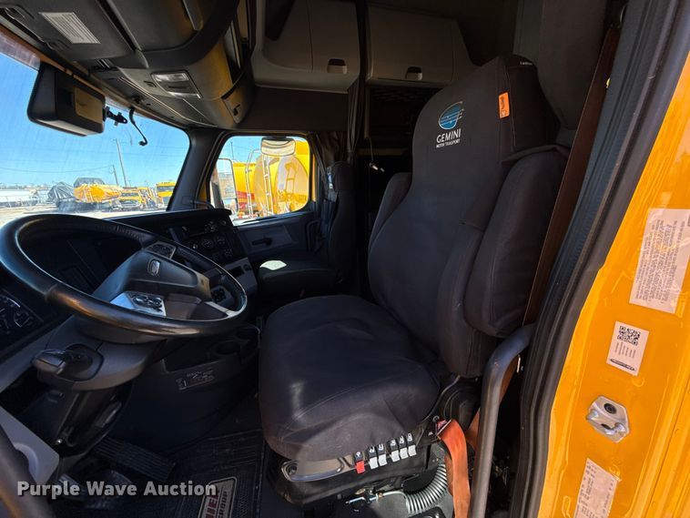 image for item ES5783 2021 Freightliner Cascadia 126 semi truck