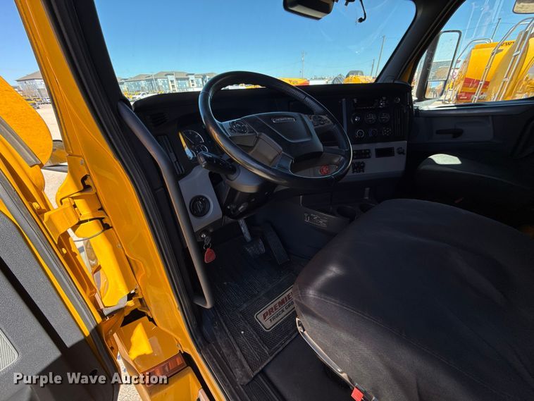 image for item ES5783 2021 Freightliner Cascadia 126 semi truck