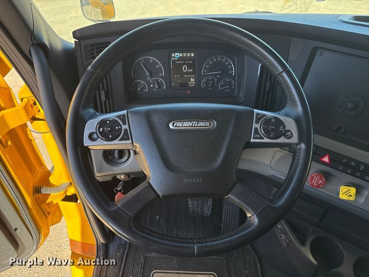 image for item ES5783 2021 Freightliner Cascadia 126 semi truck