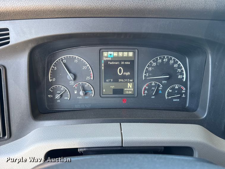 image for item ES5783 2021 Freightliner Cascadia 126 semi truck