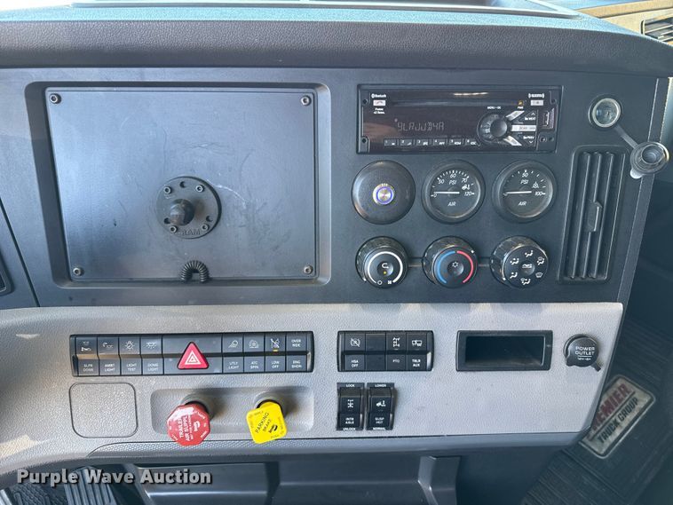 image for item ES5783 2021 Freightliner Cascadia 126 semi truck