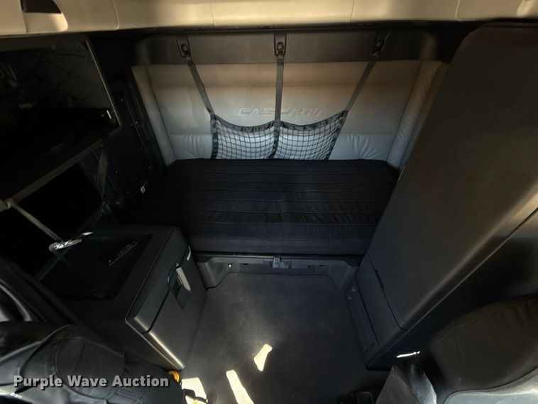 image for item ES5783 2021 Freightliner Cascadia 126 semi truck