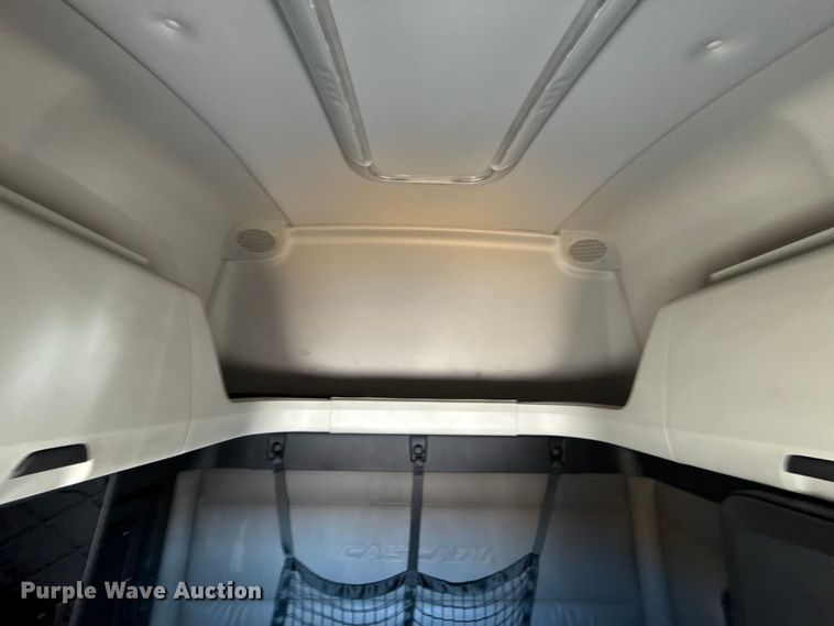 image for item ES5783 2021 Freightliner Cascadia 126 semi truck