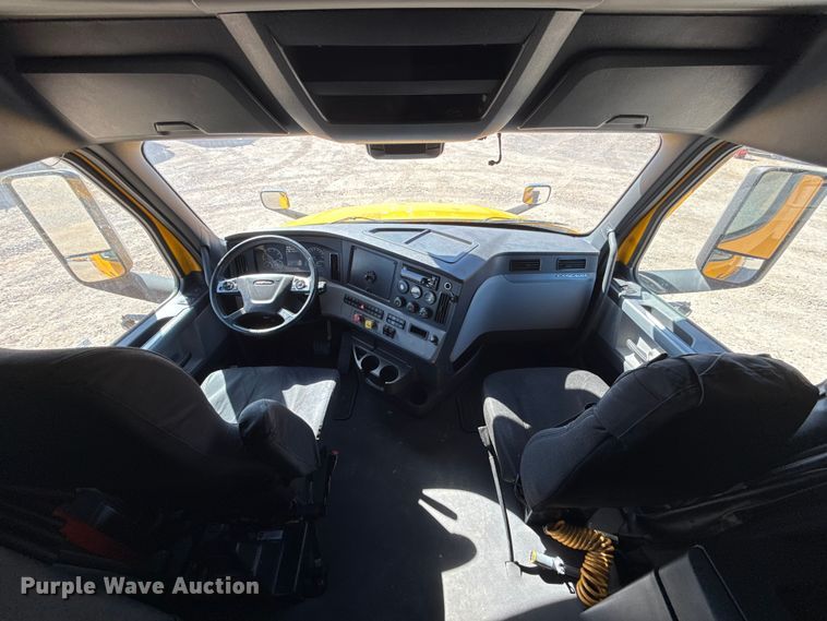 image for item ES5783 2021 Freightliner Cascadia 126 semi truck