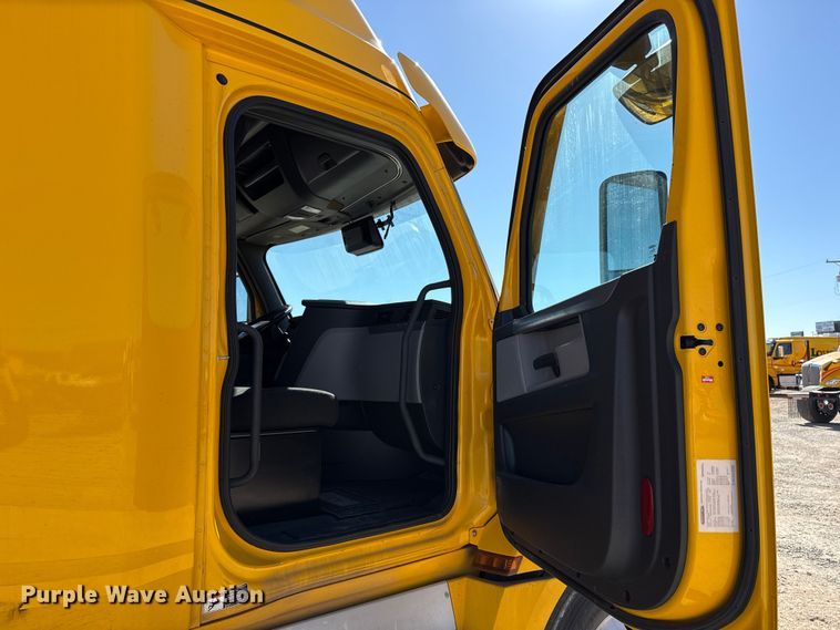 image for item ES5783 2021 Freightliner Cascadia 126 semi truck